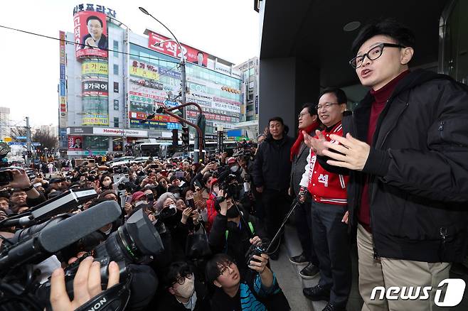 한동훈 국민의힘 비상대책위원장이 8일 오후 경기 용인시 수지구청역사거리에서 송석준 경기도당위원장, 고석(용인병) 후보와 함께 지지자들에게 인사하고 있다. (공동취재) 2024.3.8/뉴스1 ⓒ News1 구윤성 기자