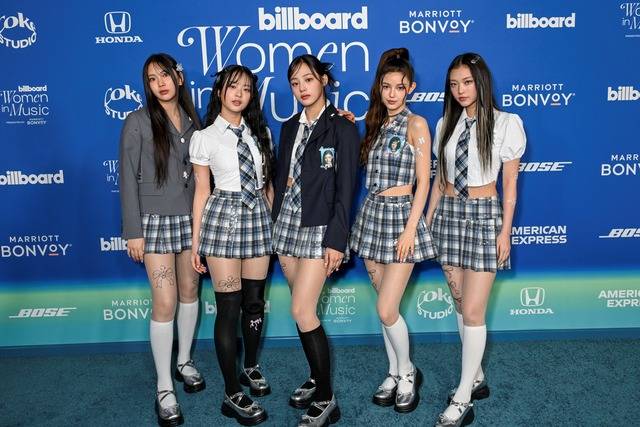 뉴진스가 '2024 빌보드 위민 인 뮤직 어워드'에서 올해의 그룹상을 받았다. /어도어