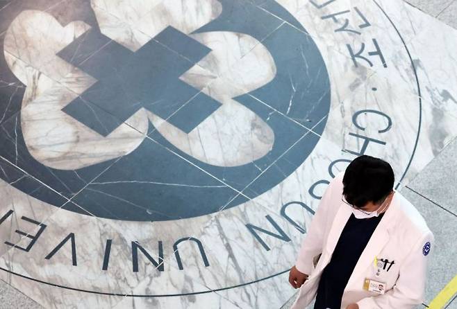 정부의 의료 정책에 반발한 전공의 이탈 의료 공백이 이어지고 있는 5일 광주 동구 조선대학교병원에서 한 의사가 이동하고 있다. 사진은 기사의 특정내용과 관련없음. 사진제공=연합뉴스