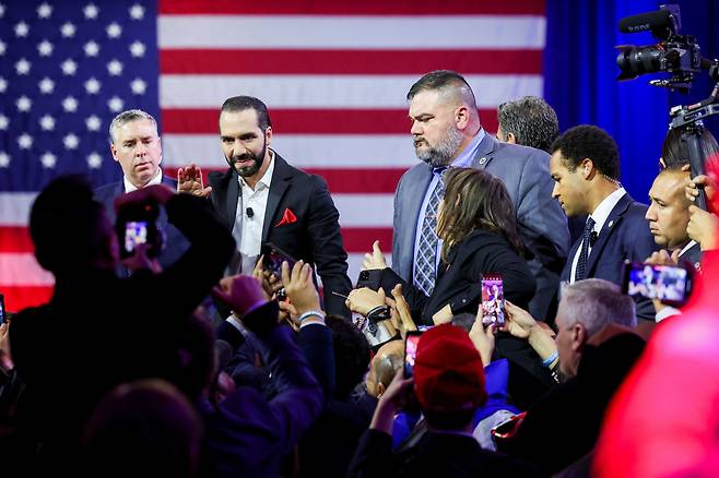 나이브 부켈레 엘살바도르 대통령이 지난달 22일(현지시각) 미국 메릴랜드주 내셔널하버에서 열린 우파 단체들의 연례행사 '보수정치행동회의(CPAC)'에서 지지자들에게 답례하고 있다. /로이터 연합뉴스