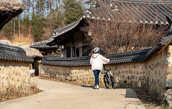 자전거와 함께 고즈넉한 무섬마을 산책. (사진 = 박산하 촬영)