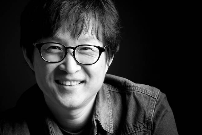 11년 만에 새 시집 ‘세계문학전집’을 펴낸 시인 권혁웅. 그는 시 전반의 기조를 두고 “지금 정치 현실, 한국 현실이 암담하다고 느꼈다”고 한겨레에 말했다. 이 시집은 최근 새로 시작한 ‘타이피스트 시인선’의 첫번째 시집이다. 타이피스트 제공