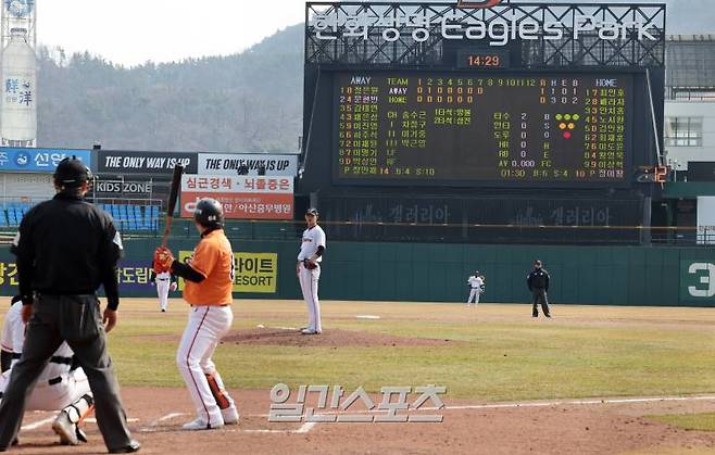 한화가 2024시즌 시범경기 개막을 앞두고 7일 오후 대전 한화생명이글스파크에서 자체 청백전을 펼쳤다. 피치클록(전광판 오른쪽 하단)이 눈에 띈다. 대전=정시종 기자&nbsp; /2024.03.07.