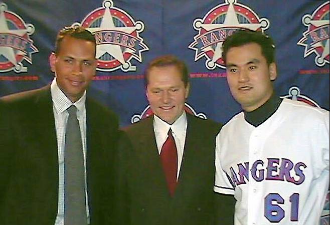  2001년 12월 박찬호는 텍사스 레인저스와 FA 계약을 맺었다. 텍사스와 계약했다는 소식에 특히 더 기뻤던 필자의 마음은 이미 A와 함께 레인저스의 홈구장인 알링턴 볼 파크에 가 있었다. 연합뉴스