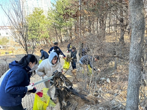 청주시 푸른도시사업본부 직원들과 (사)한국임업후계자협회청주시회, 시민들이 8일 우암산 근린공원 등을 청소하고 있다. [사진=청주시]