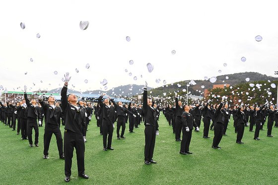 7일 경남 창원시 해군교육사령부에서 진행된 해군병 700기 수료식에서 해군병들이 정모를 하늘로 던지며 수료를 기념하고 있다. 사진 해군