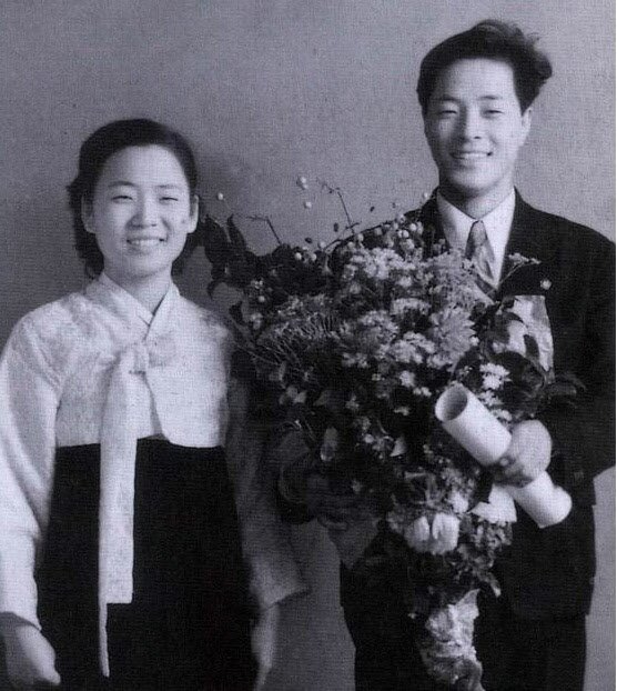 1951년 9월 29일 김영삼 전 대통령이 서울대 문리대를 졸업할 당시 이화여대에 재학 중인 손명순 여사와 기념촬영을 했다. 중앙포토