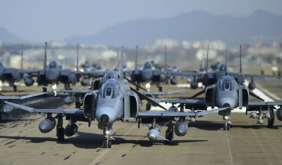 F-4E 팬텀을 필두로 30여 대의 공군 전투기들이 엘리펀트 워크 훈련을 진행하고 있다. 사진 공군