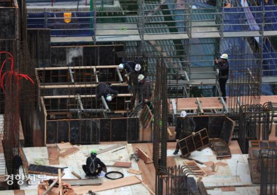 Workers work at a housing redevelopment site in Seoul, South Korea, on July 7, after the Ministry of Employment and Labor announced that the number of workers killed in industrial accidents fell from the previous year to 500 last year. By Cho Tae-hyung