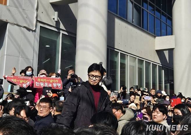 한동훈 국민의힘 비상대책위원장이 8일 오전 경기도 성남시 수정구 중앙시장사거리에서 장영하 후보와 거리인사를 하고 있다. 사진=최은희 기자