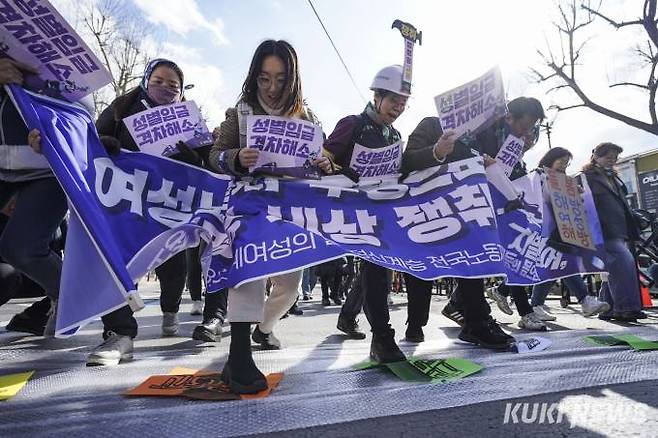 세계 여성의 날인 8일 오후 서울 종로구 보신각에서 열린 3·8 여성파업대회를 마친 참가자들이 ‘억압과 차별의 뽁뽁이 밟기’ 퍼포먼스를 하고 있다.