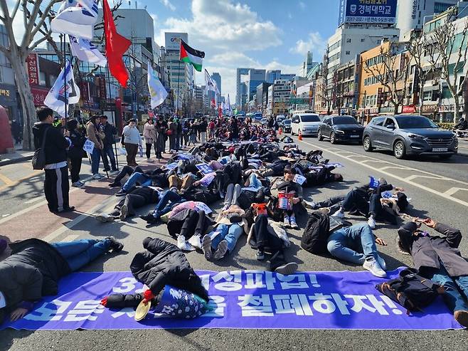 ▲ 혜화로 향하는 행진 중엔 “여성이 멈추면 세상이 멈춘다”는 구호와 함께 도로에 눕는 퍼포먼스도 진행됐다. 사진=윤유경 기자.