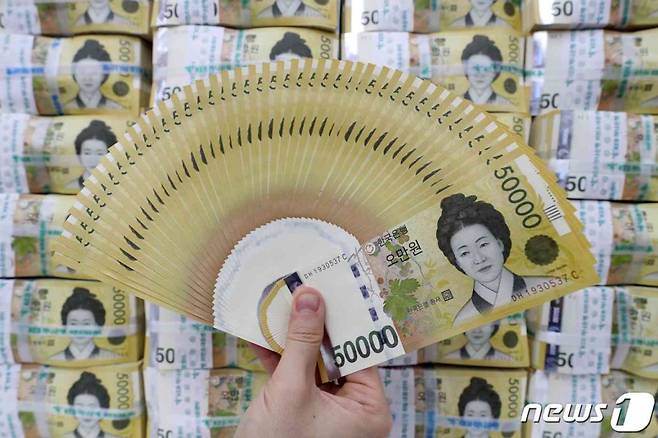 서울 중구 KEB하나은행 위변조대응센터에서 직원이 오만원권 지폐를 살펴보고 있다./사진=뉴스1