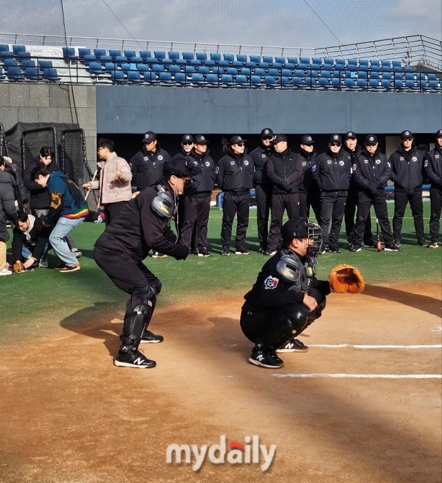 ABS 시스템과 피치클락 적응 훈련을 진행하고 있는 KBO 심판위원들./이천=김건호 기자 rjsgh2233@mydaily.co.kr