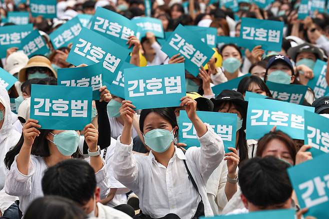 지난 해 서울 광화문 일대에서 열린 '2023 국제간호사의 날 기념 축하 한마당' 행사에서 간호사들이 간호법 제정 팻말을 흔들고 있다. 연합뉴스