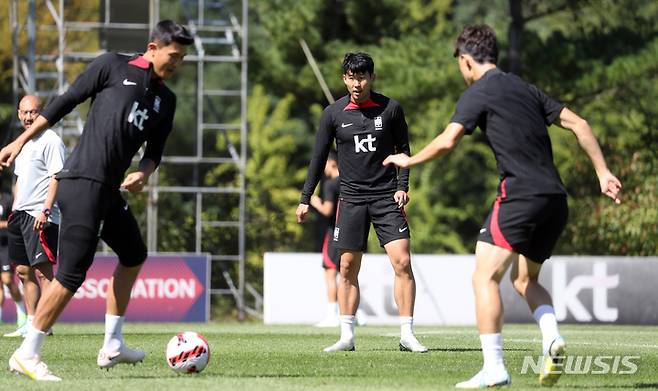 [파주=뉴시스] 김금보 기자 = 축구 국가대표팀 김민재(왼쪽), 손흥민, 이재성(오른쪽)이 21일 오전 경기 파주 국가대표트레이닝센터(NFC)에서 훈련하고 있다. 벤투호는 오는 23일 코스타리카와 고양종합운동장에서, 27일엔 카메룬과 서울월드컵경기장에서 평가전을 치른다. 2022.09.21. kgb@newsis.com