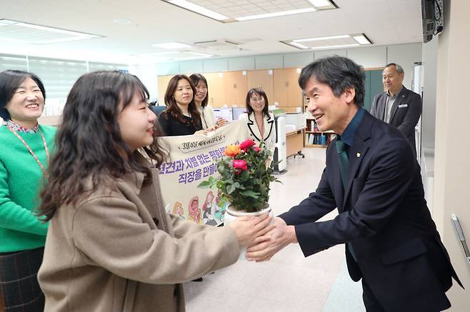 [울산=뉴시스] 구미현 기자 = 울산시교육청은 8일 제116회 세계 여성의 날을 맞아 직원들에게 장미꽃 화분과 빵을 나눠주는 행사를 열었다. 천창수 교육감이 여직원에게 화분을 전달하고 있다. 2024.03.08 (울산시교육청 제공)  *재판매 및 DB 금지