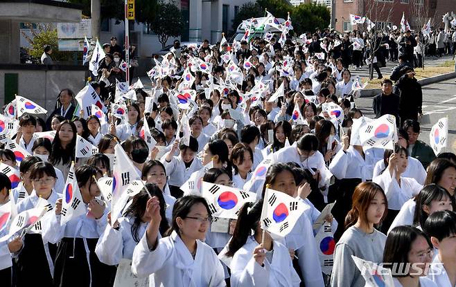 [광주=뉴시스] 변재훈 기자 = 8일 오후 광주 남구 수피아여자고등학교 교정에서 학생들이 105년 전 펼쳐졌던 광주 3·10만세운동을 재현하고 있다. 2024.03.08. wisdom21@newsis.com