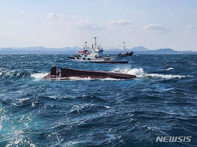 [제주=뉴시스] 8일 오후 제주 서귀포시 성산읍 해상에서 어선이 전복돼 해경이 안전 관리에 나서고 있다. 선원 2명은 모두 구조됐다. (사진=서귀포해양경찰서 제공) 2024.03.08. photo@newsis.com