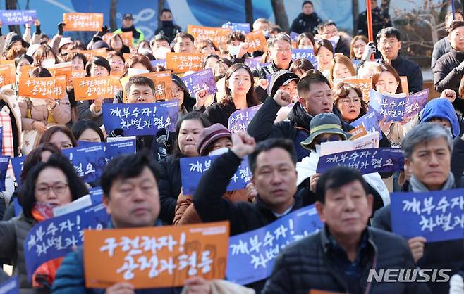 [서울=뉴시스] 김금보 기자 = 한국노동조합총연맹 조합원들이 8일 오후 서울 중구 청계광장에서 '제116주년 3.8 세계여성의 날 기념 한국노총 전국여성노동자대회'를 열고 구호를 외치고 있다. 2024.03.08. kgb@newsis.com