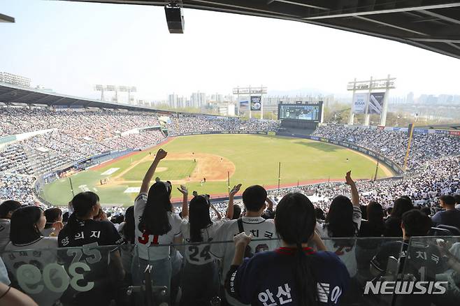 [서울=뉴시스] 최진석 기자 = 2일 서울 잠실야구장에서 열린 2023 프로야구 롯데 자이언츠와 두산 베어스의 경기를 찾은 양팀 팬들이 응원을 하고 있다. 2023.04.02. myjs@newsis.com