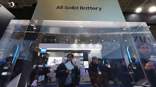 '2024 인터배터리(INTER BATTERY)' 삼성SDI 부스에 전고체 배터리 모형이 전시돼 있다.