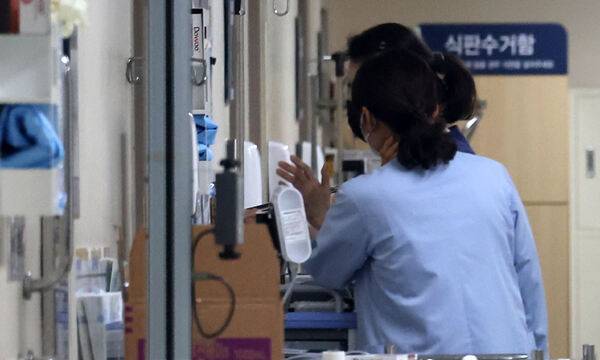 지난 7일 서울시내 한 대학병원에서 간호사들이 업무를 보고 있다. 뉴시스