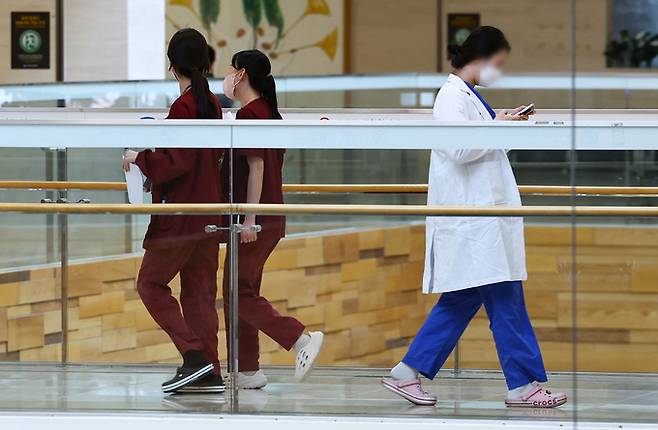 8일 오후 서울 시내 한 대학병원에서 간호사(왼쪽)들과 한 의사가 이동하고 있다. 뉴시스