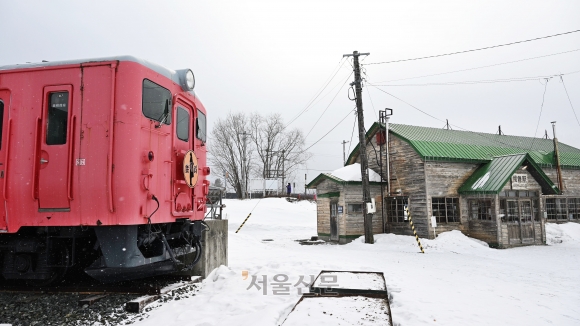 영화 ‘철도원’ 촬영지였던 후라노 호로마이역 일대 모습. 왼쪽의 분홍빛 열차가 영화에 등장했던 열차다.