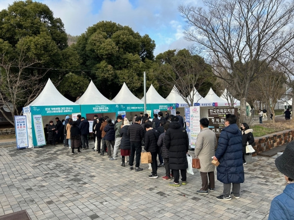 강진청자축제축제장의 방문객들이 강진사랑상품권 수령을 위해 줄을 서고 있다.