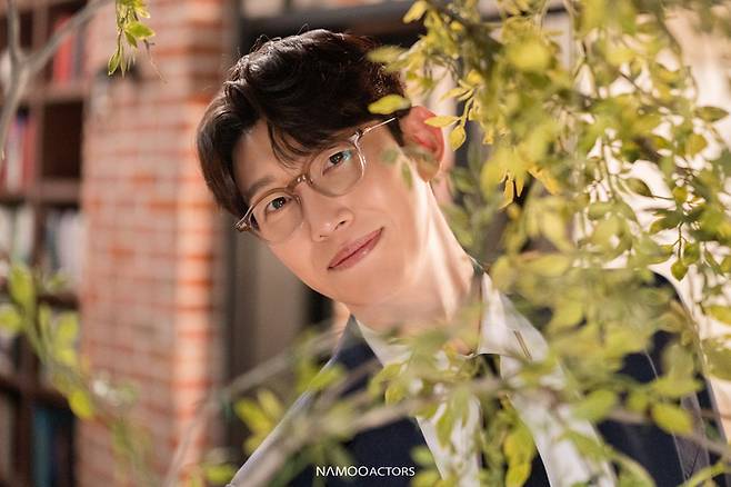 ‘끝내주는 해결사’ 강기영 비하인드 컷. 나무엑터스 제공.