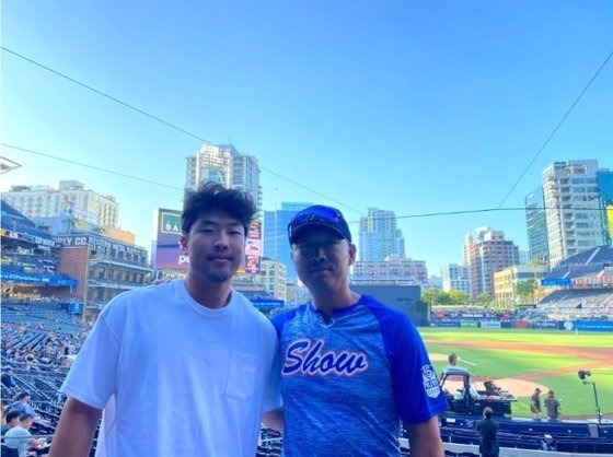 케빈 심(왼쪽)과 아버지 심정수.  MLB닷컴 홈페이지 캡처