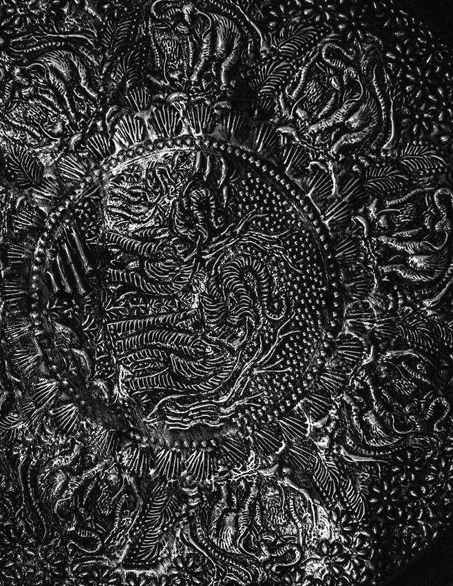 왓 스리 수판 사원 옆에서 직접 수작업으로 작업한 은박 공예품. 못과 망치만으로 조각한다