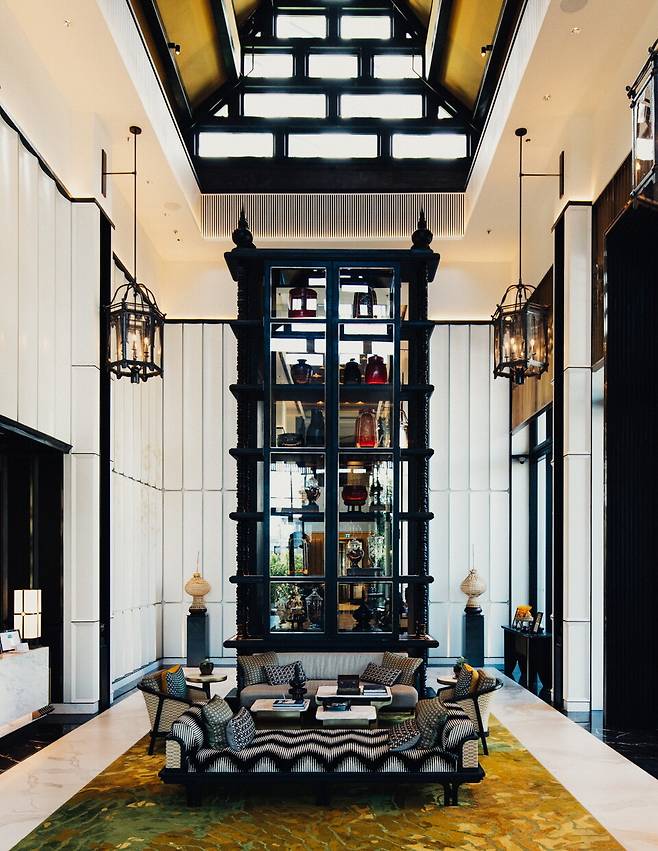 로비에서는 치앙마이 수공예품을 가득 전시 중이다