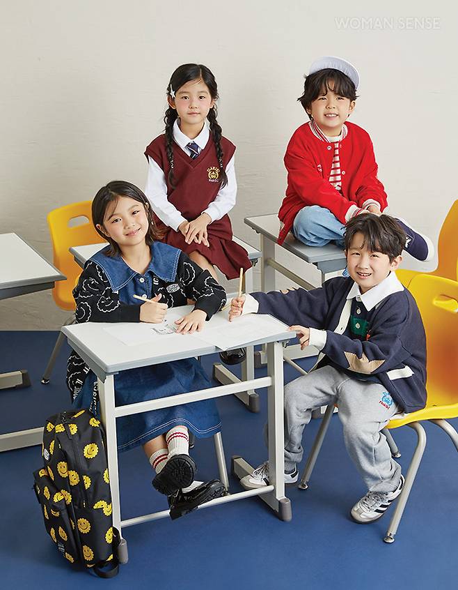 (왼쪽부터)박채이 세일러 데님 원피스·스마일 니트 카디건·스마일 패턴 백팩 각각 8만9천원 모두 아이스비스킷, 블랙 메리제인 슈즈 3만8천원 베이비잼. 최지우 화이트 칼라 티셔츠 4만9천원·와인색 베스트 4만5천원·플리츠스커트 4만2천원 모두 플라키키. 블랙 메리제인 슈즈 3만2천원 베이비잼. 박이현 스트라이프 티셔츠 3만6천원·스타디움 점퍼 11만원·데님 팬츠 6만6천원 모두 더 멜로우 가드너, 모자 3만8천원 웁스마이보이, 네이비 스니커즈 3만2천원 베이비잼. 박서우 스트라이프 럭비 셔츠 7만9천원·니트 카디건 12만9천원 모두 샤이선, 그레이 조거 팬츠 4만7천원 플라키키, 스니커즈 본인소장품.