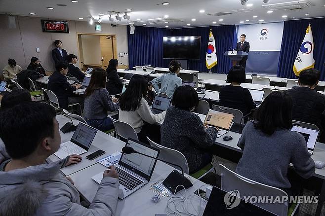 통일부 2024 주요 업무 추진계획 발표 (서울=연합뉴스) 황광모 기자 = 김영호 통일부 장관이 8일 오전 서울 종로구 정부서울청사에서 2024년도 통일부 현안 보고 및 주요 업무 추진계획을 발표하고 있다. 2024.3.8 hkmpooh@yna.co.kr