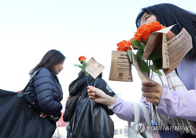 '세계 여성의 날' 여성에게 장미꽃을 (서울=연합뉴스) 이지은 기자 = 세계 여성의 날을 맞아 8일 오전 서울 서대문구 이화여대에서 한국여성의전화 관계자들이 학생들에게 장미꽃을 주고 있다. 한국여성의전화는 이날 서울 시내에서 5천 여명의 여성들에게 장미 나눔 캠페인을 연다. 2024.3.8 jieunlee@yna.co.kr