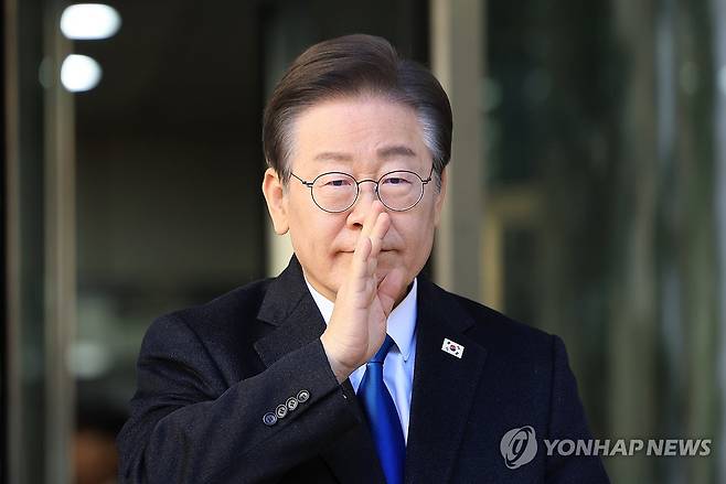 조용히 해달라고 요청하는 이재명 대표 (서울=연합뉴스) 신현우 기자 = 지난 대선 과정에서 허위 발언을 한 혐의로 기소된 더불어민주당 이재명 대표가 8일 오전 서초구 서울중앙지방법원에서 열린 공직선거법 위반 1심 속행 공판에 출석하기에 앞서 입장을 밝히기 위해 지지자를 향해 조용히 해줄 것을 요청하고 있다. 2024.3.8 nowwego@yna.co.kr