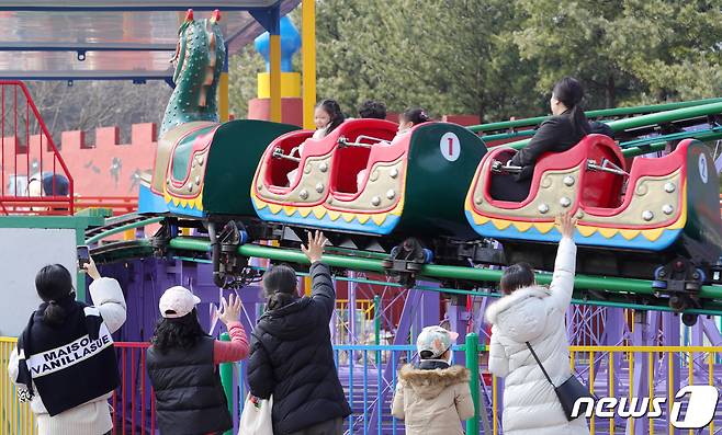 전북 전주시 전주동물원 드림랜드를 찾은 시민들이 놀이기구를 타고 있다. 2024.2.26/뉴스1 ⓒ News1 유경석 기자