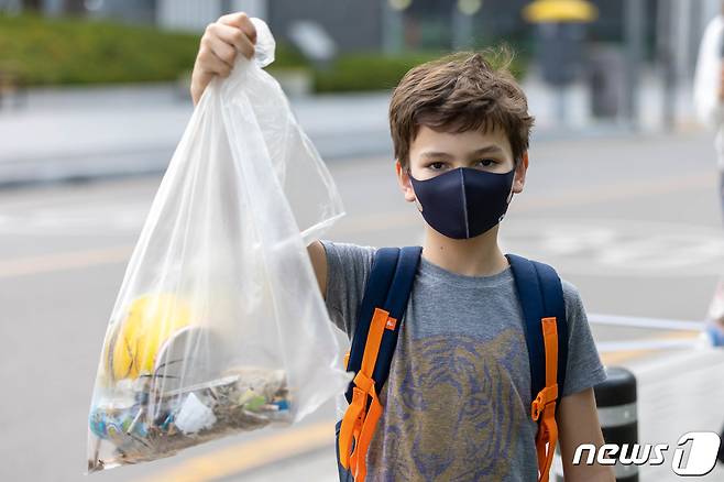 덜위치칼리지서울영국학교가 지난 23일 반포한강공원에서 지구의 날을 기념한 '플로깅 데이'를 개최했다. (덜위치칼리지서울영국학교 제공) (사진은 기사 내용과 무관함) 2022.4.25/뉴스1