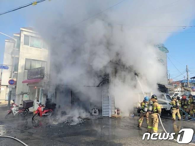 춘천 오토바이 매장 화재 현장.(강원도소방본부 제공) 2024.3.9/뉴스1