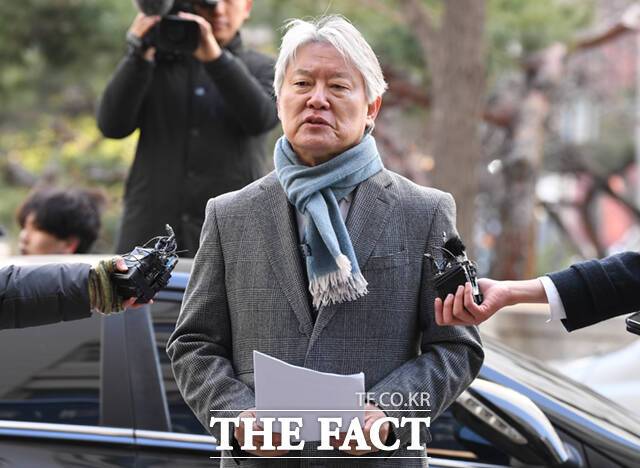 노환규 전 대한의사협회 회장이 9일 오전 서울 마포구 서울경찰청 공공범죄수사대에 출석하며 입장을 밝히고 있다. /이새롬 기자