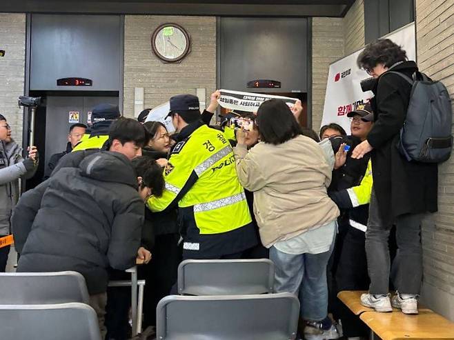 9일 오전 서울 여의도 국민의힘 당사에 한국대학생진보연합(대진연) 관계자들이 난입해 경찰이 이를 제지하고 있다. /국민의힘