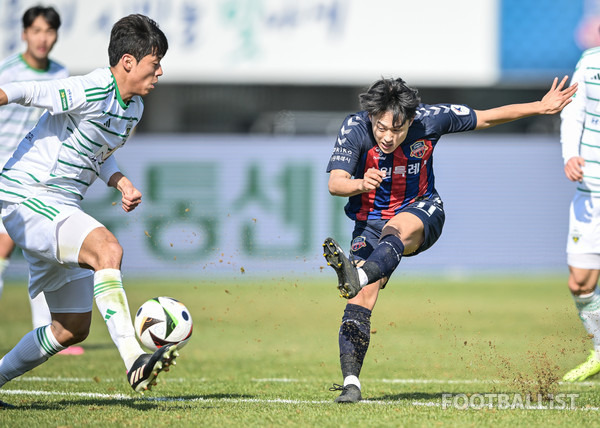 이승우(오른쪽, 수원FC). 서형권 기자