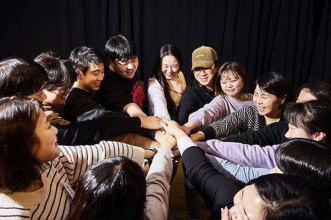 지난달 28일 서울 성북구에 있는 직장인 연극단 ‘아해’ 연습실에서 단원들이 함께 파이팅을 외치고 있다. 스튜디오 어댑터 염서정