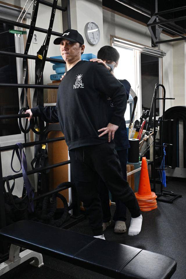 '영록바' 신영록이 지난달 16일 서울 강서구 솔병원에서 김효성 물리치료사와 함께 재활치료를 진행하고 있다. 최주연 기자