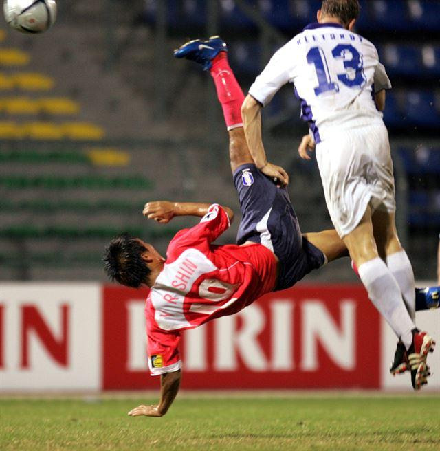 신영록이 2004년 말레이시아 아시아청소년 축구대회 8강 연장전에서 환상적인 오버헤드킥으로 결승골을 터뜨리고 있다. 연합뉴스