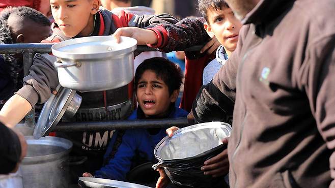 구호식량 배급 기다리는 팔 어린이들 [자료사진: 연합뉴스]