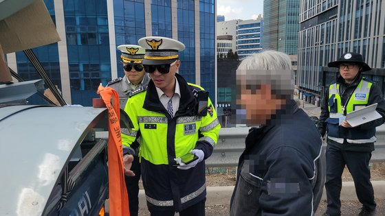 경기남부경찰청 고속도로순찰대와 한국교통안전공단이 7일 오후 1시54분쯤 경부고속도로 기흥동탄IC 부근에서 적재물 추락방지 위반으로 1t 트럭 운전자를 단속하는 모습. 손성배 기자