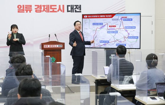 2022년 12월 이장우 대전시장이 대전도시철도 2호선 트램 건설 계획을 발표하고 있다. 사진 대전시